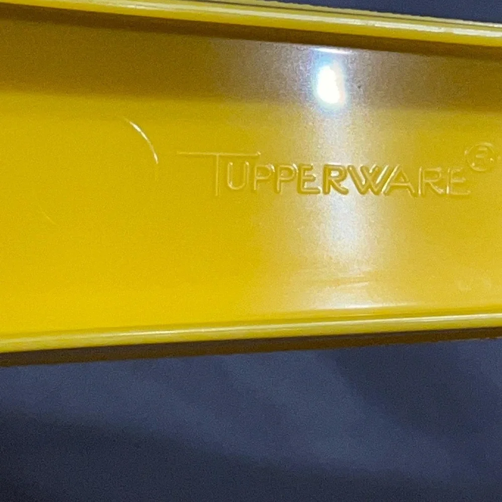 Vintage Tupperware #1523 Large 2 QT. Yellow Colander Strainer Pour‎ Spout Lemon